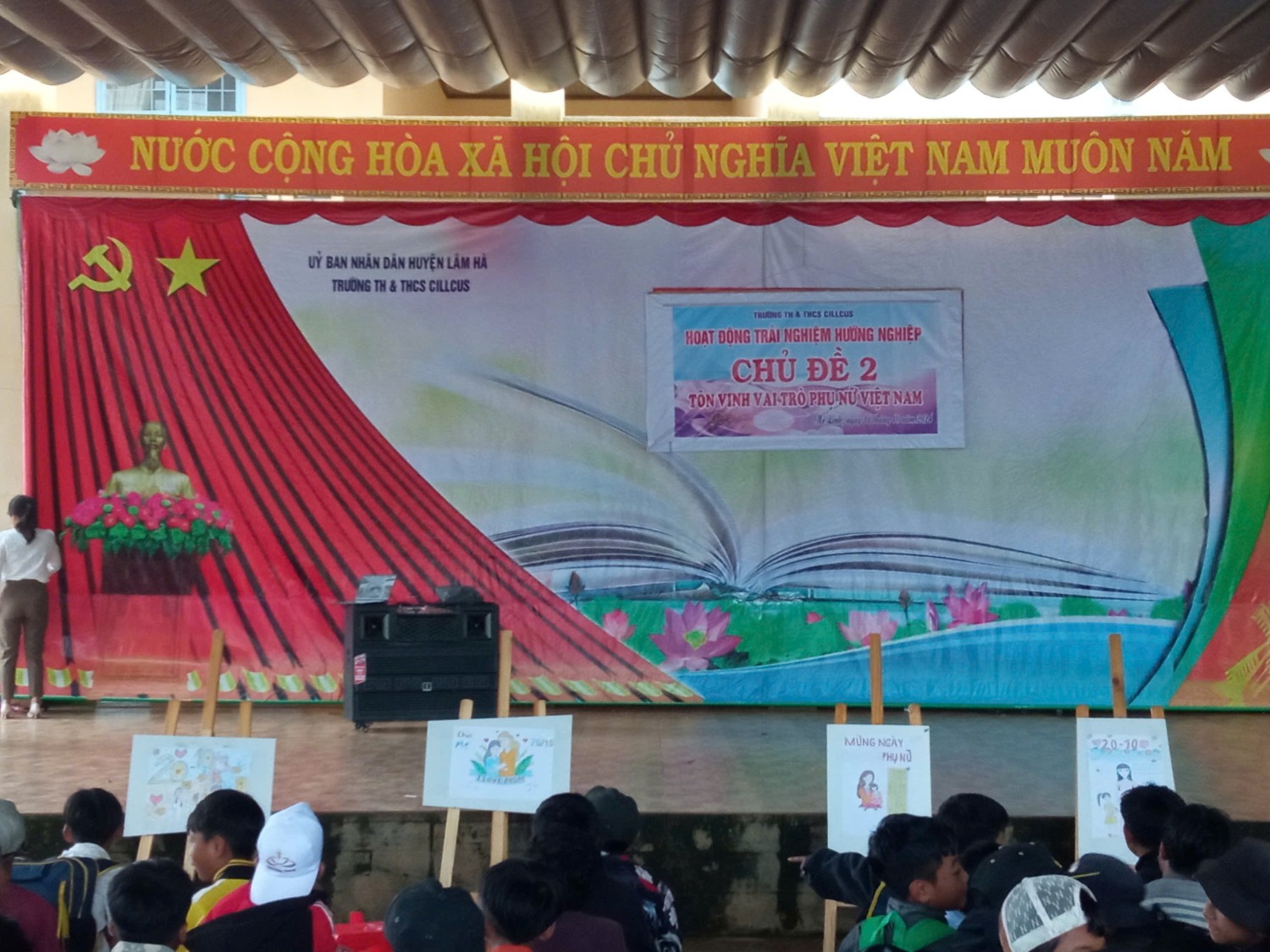 Hoạt động trải nghiệm - hướng nghiệp, với chủ đề "Tôn vinh vai trò Phụ nữ Việt Nam"