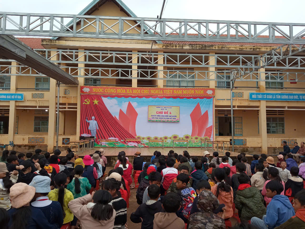 Hoạt động trải nghiệm - hướng nghiệp chủ đề: Truyền thống uống nước nhớ nguồn, hiếu thảo trong gia đình Việt Nam