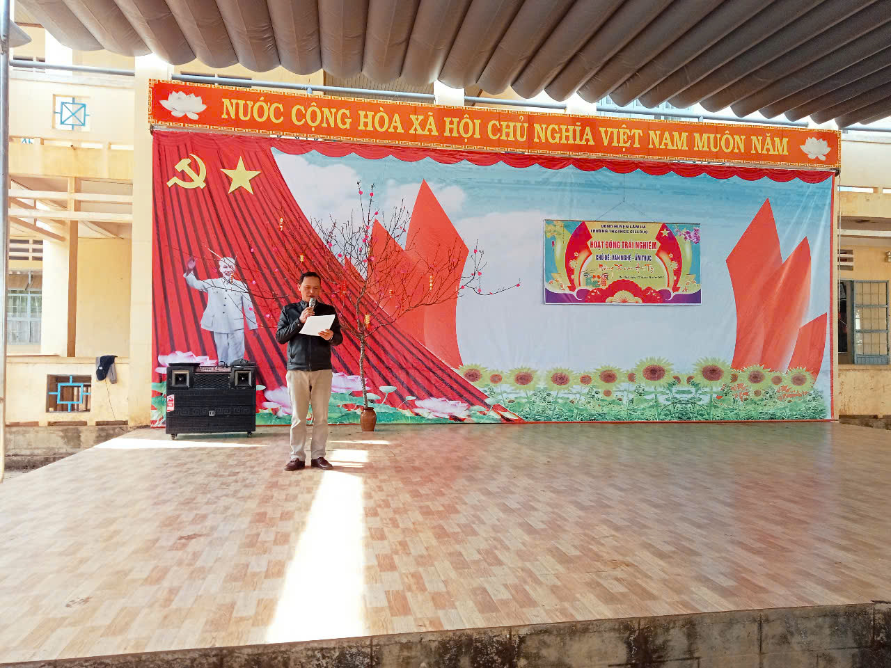 Hoạt động trải nghiệm cấp trường: Chủ đề "Văn nghệ - Ẩm thực mừng xuân Ất Tỵ"